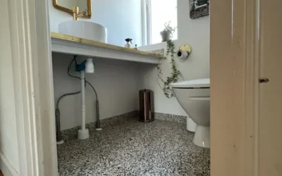 Sådan forvandlede vi et lille badeværelse med terrazzo fliser