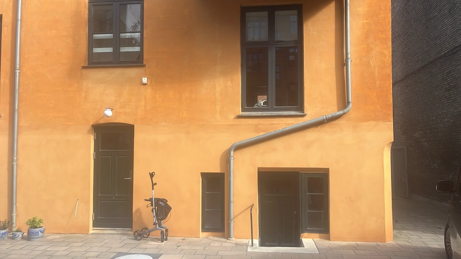 Færdig kalket facade og sokkel i okker på ejendom i København